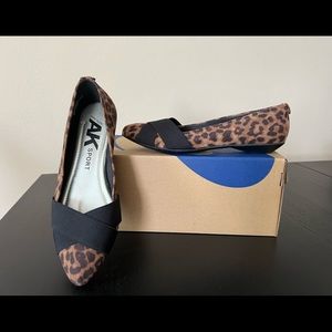 Anne Klein sz 7 women’s flats animal print